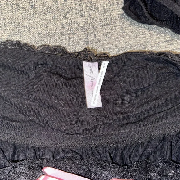 Out From Under Honey Lace Mini Skirt and Top - Urban Outfitters 🖤🎀 - Picture 7 of 8